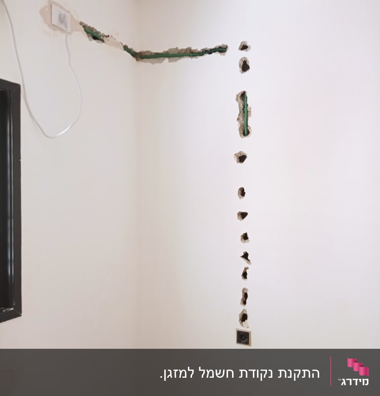 קיר עם חורים ותעלות לחשמל, שקע חשמלי